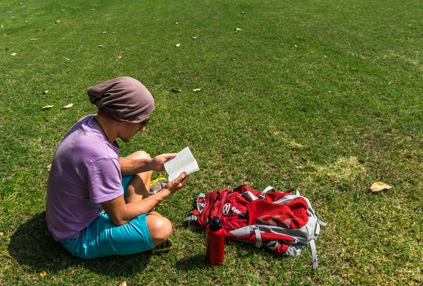 Homme lisant ses notes en plein air Image En Vente