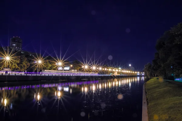 Noční nábřeží řeky Něvy — Stock fotografie