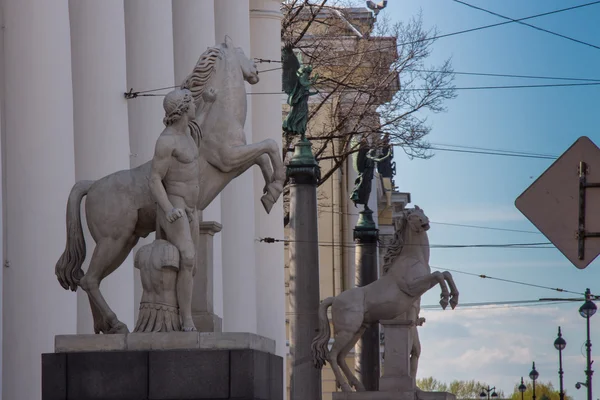Esculturas irmãos Dioscuri em frente aos Cavalos Guardas Manege — Fotografia de Stock
