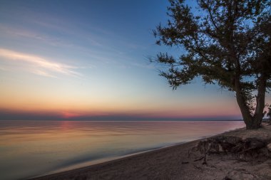 Sahilde gün doğumu