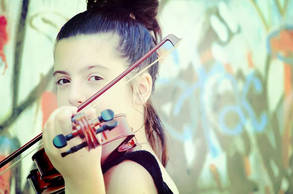 Όμορφη νεαρή γυναίκα παίζει βιολί — Φωτογραφία Αρχείου