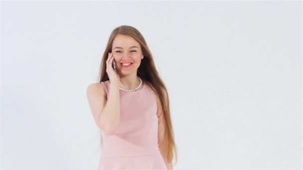 Lächelndes schönes Mädchen mit einem leeren weißen Banner — Stockvideo