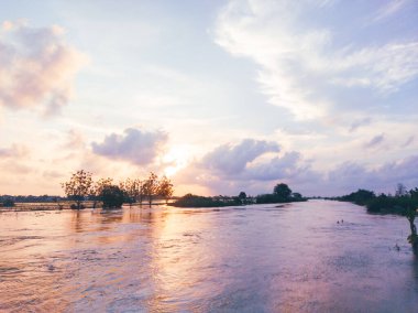 Gün batımında Su Altındaki Yüksek Çözünürlüklü JPG Üzerinde Dramatik Bulutlar ve Yansımalarla Nehir