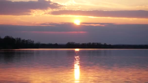 Czerwony wieczorny krajobraz nad rzeką — Wideo stockowe