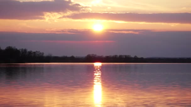 Red Evening Paesaggio sul fiume — Video Stock