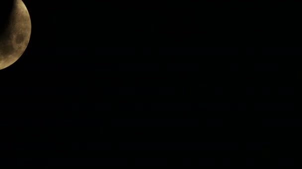 Grande lune dans le ciel 