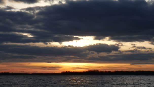 Orange solnedgång på floden — Stockvideo