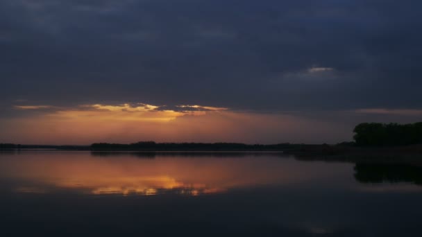 Pomarańczowy zachód słońca nad rzeką — Wideo stockowe
