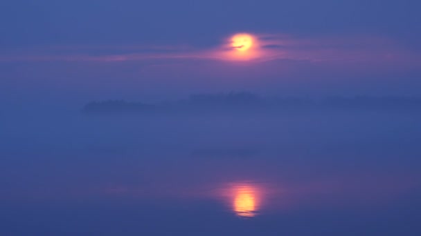 Pôr-do-sol roxo sobre o rio — Vídeo de Stock