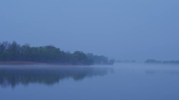 Синий туман на реке — стоковое видео