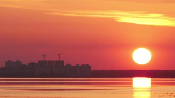 Un lapso de tiempo del sol desapareciendo detrás del horizonte — Vídeo de stock