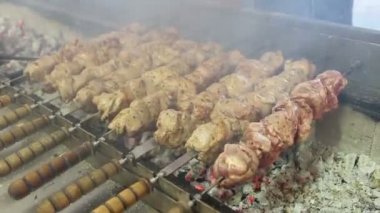 Şiş kebap kömürün üstünde hazırlar