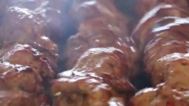 Şiş kebap kömürün üstünde hazırlar