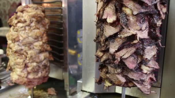Shish kebab se prepara sobre carbones — Vídeos de Stock