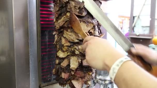 Shish kebab se prépare sur les charbons — Video