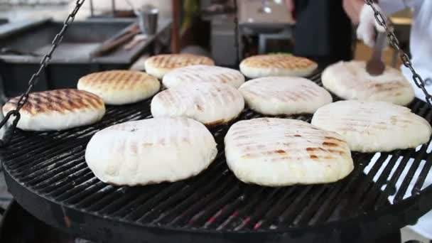 Brood in een traditionele oven bakken — Stockvideo