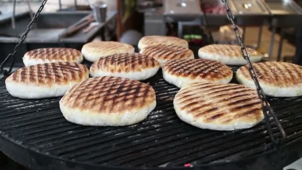 Випічка хліба в традиційній пічці — стокове відео