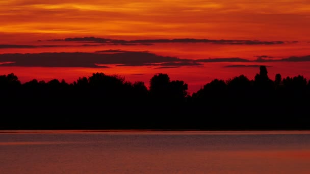 Color Puesta de sol sobre el río — Vídeo de stock