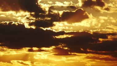 Turuncu gökyüzü ile büyük güneş