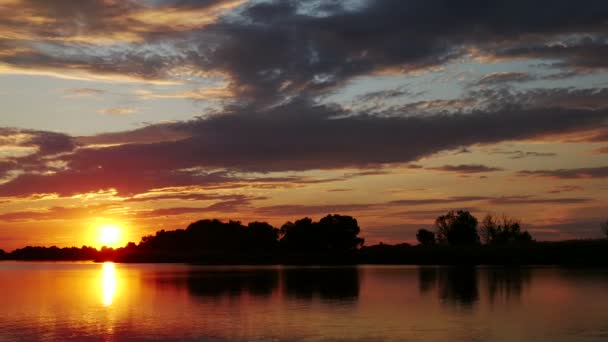 Цветной закат над рекой — стоковое видео