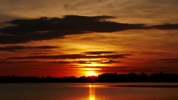 Coucher de soleil couleur sur la rivière — Video