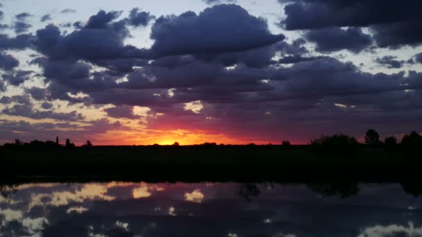 Farbe Sonnenuntergang über dem Fluss — Stockvideo