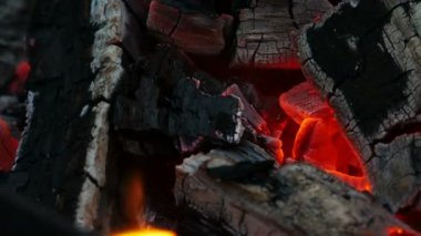 Sıcak kömür kamp ateşi