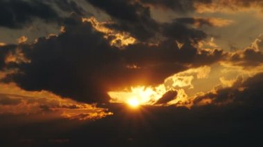 Turuncu gökyüzü ile büyük güneş