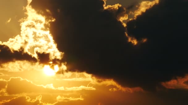 オレンジ色の空と大きな太陽 — ストック動画