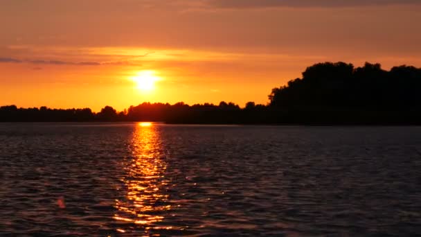 Coucher de soleil de couleur sur la rivière avec soleil et nuages orange — Video