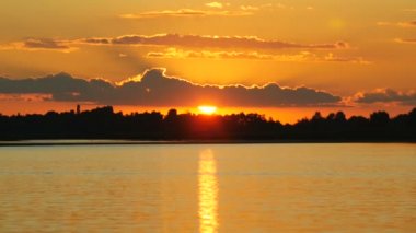 Renk günbatımı güneş ve turuncu bulutlar ile Nehri
