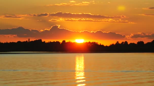 Farbiger Sonnenuntergang über dem Fluss mit Sonne und orangefarbenen Wolken — Stockvideo