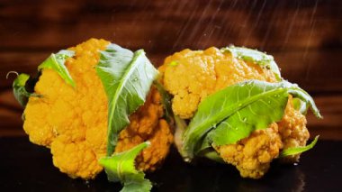 Karnabaharlı Su Damlaları, Güzel Makro 4k Video, Güzel Çiğ organik sebzeler, Bahçede Organik Hasat, Çiftçilik, Tarım