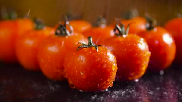 Pomidory z kroplami wody Makro 4k wideo, Piękne filmy makro 4k, Surowe warzywa żywności ekologicznej, Zbiory ekologiczne w ogrodzie, Rolnictwo, Rolnictwo — Wideo stockowe