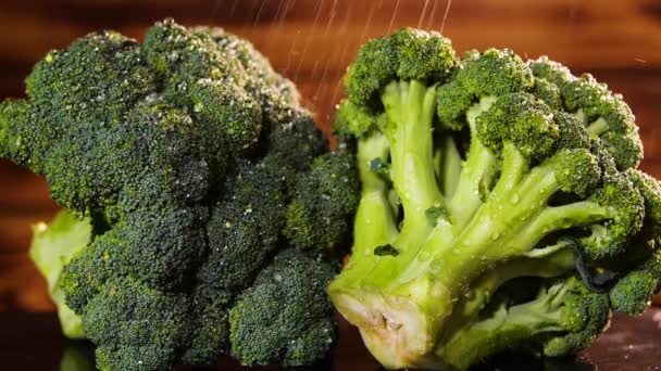 Brócoli con gotas de agua, Hermoso video 4k, Comida orgánica cruda, Cosecha orgánica en el jardín, Agricultura, Verduras — Vídeo de stock