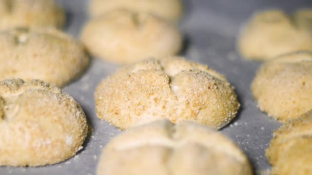 Pain frais chaud dans une boulangerie, Fabrication du pain et de la production écologique, Processus de fabrication travaillant dur. Boulangerie et vente de racines. Cuire du pain bio italien au four. Images temporelles de la cuisson. — Video