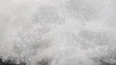 Yolda kar erir, asfalt, bahar gelir, makro zaman aşımı parlak eriyen kar, berrak su, buz mevsimi