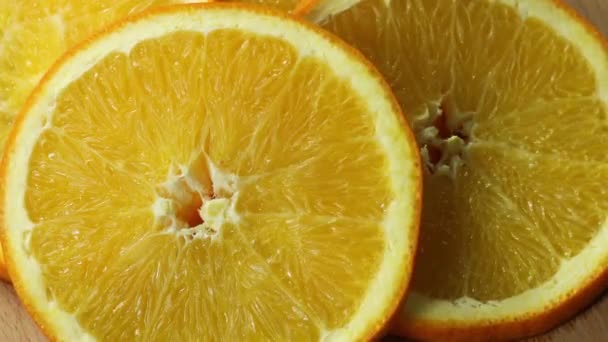 Portakal dilimi çürüyor, meyve çabucak küçülüyor ve kırışıyor, çürüme zamanı. — Stok video