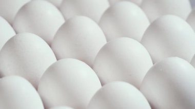 Karton bir kutuda bir sürü çiğ tavuk yumurtası, rotasyon atışı, yumurta kabında tavuk beyazı taze çiğ yumurta.