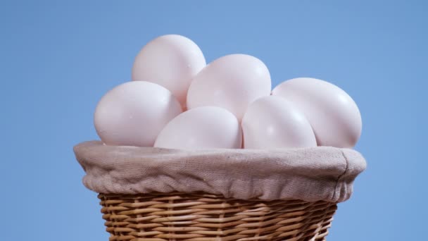 Telur ayam di keranjang, Pukulan berputar, Ayam putih telur mentah segar dalam wadah telur — Stok Video