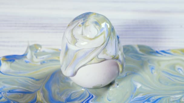 Pintura Huevos de Pascua, Preparación para las vacaciones de primavera, Textura de mármol líquido, Tinta de mármol colorida, Arte fluido Tendencia abstracta — Vídeos de Stock