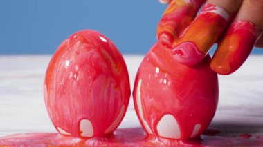 Paskalya yumurtaları boyamak, bahar tatiline hazırlık sıvı mermer dokusu, renkli mermer mürekkep, Soyut Akışkan Sanat Eğilimi