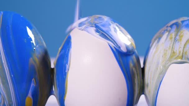 Pintura Huevos de Pascua, Preparación para las vacaciones de primavera, Textura de mármol líquido, Tinta de mármol colorida, Arte fluido Tendencia abstracta — Vídeo de stock