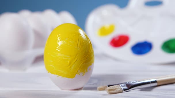 Pintura Huevos de Pascua con un pincel amarillo, Preparación para las vacaciones de primavera, Celebración religiosa, Art Colorful Concept — Vídeos de Stock