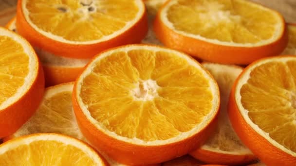 Portakal dilimi çürüyor, küf ve bakteri, meyve çabucak küçülüyor ve kırışıyor, çürüme zamanı aşısı — Stok video