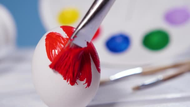 Dipingere le uova di Pasqua con un pennello rosso, Preparazione per le vacanze di primavera, Celebrazione religiosa, Arte concetto colorato — Video Stock