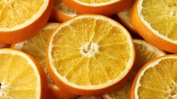 Разложение, оранжевый ломтик гниет, плесень и бактерии, фрукты быстро становятся маленькими и морщинистыми, Timelapse Shot — стоковое видео