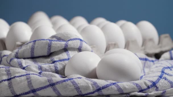 Ovos tiro rotativo, frango branco ovos crus frescos em um pedaço de pano — Vídeo de Stock