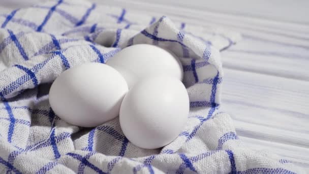Jaja przy stole, rotacja, jaja kurze białe i świeże — Wideo stockowe