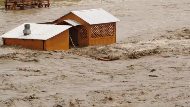 Powódź zmyła budynek, klęska żywiołowa, przepełnienie rzeki, problem globalnego ocieplenia, powodzie — Wideo stockowe
